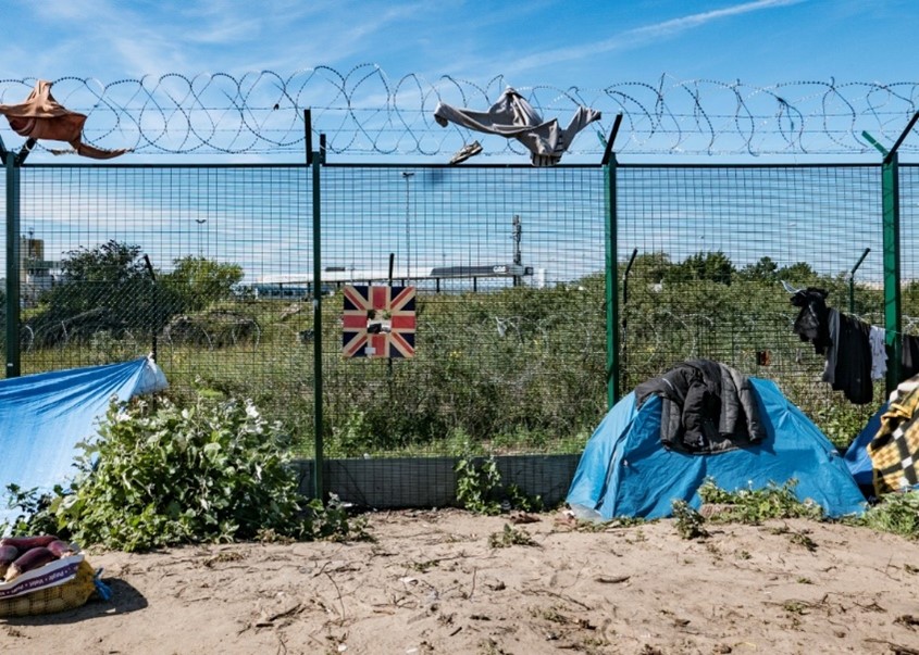 Photo of the border with tents and barbed wire