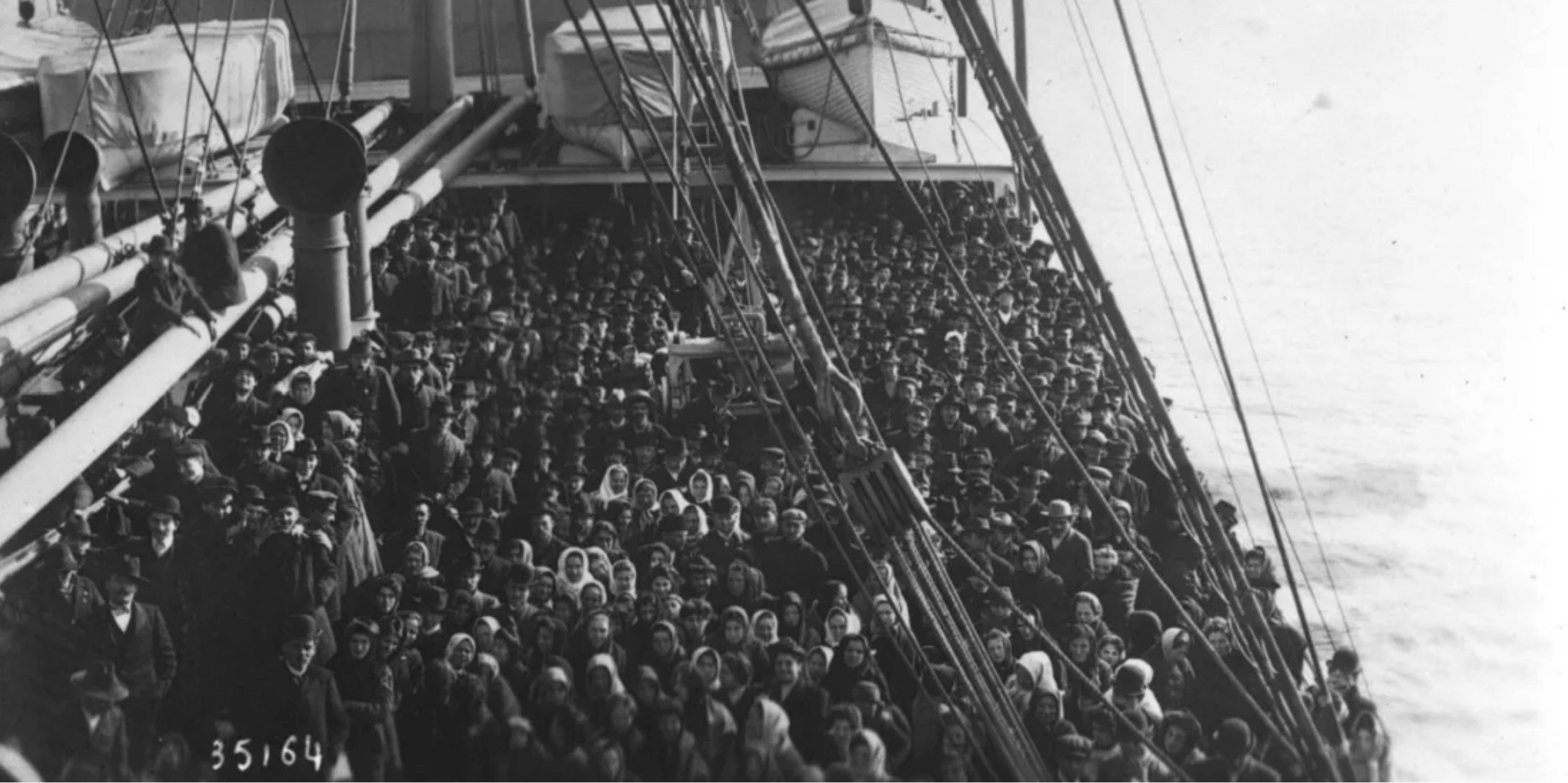 Emigrants, une arrivée [le pont d'un navire arrivant à Ellis Island remplis d'émigrants] : [photographie de presse] / [Agence Rol]