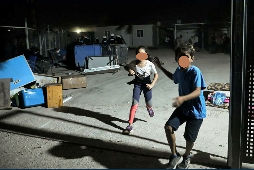 two kids running 