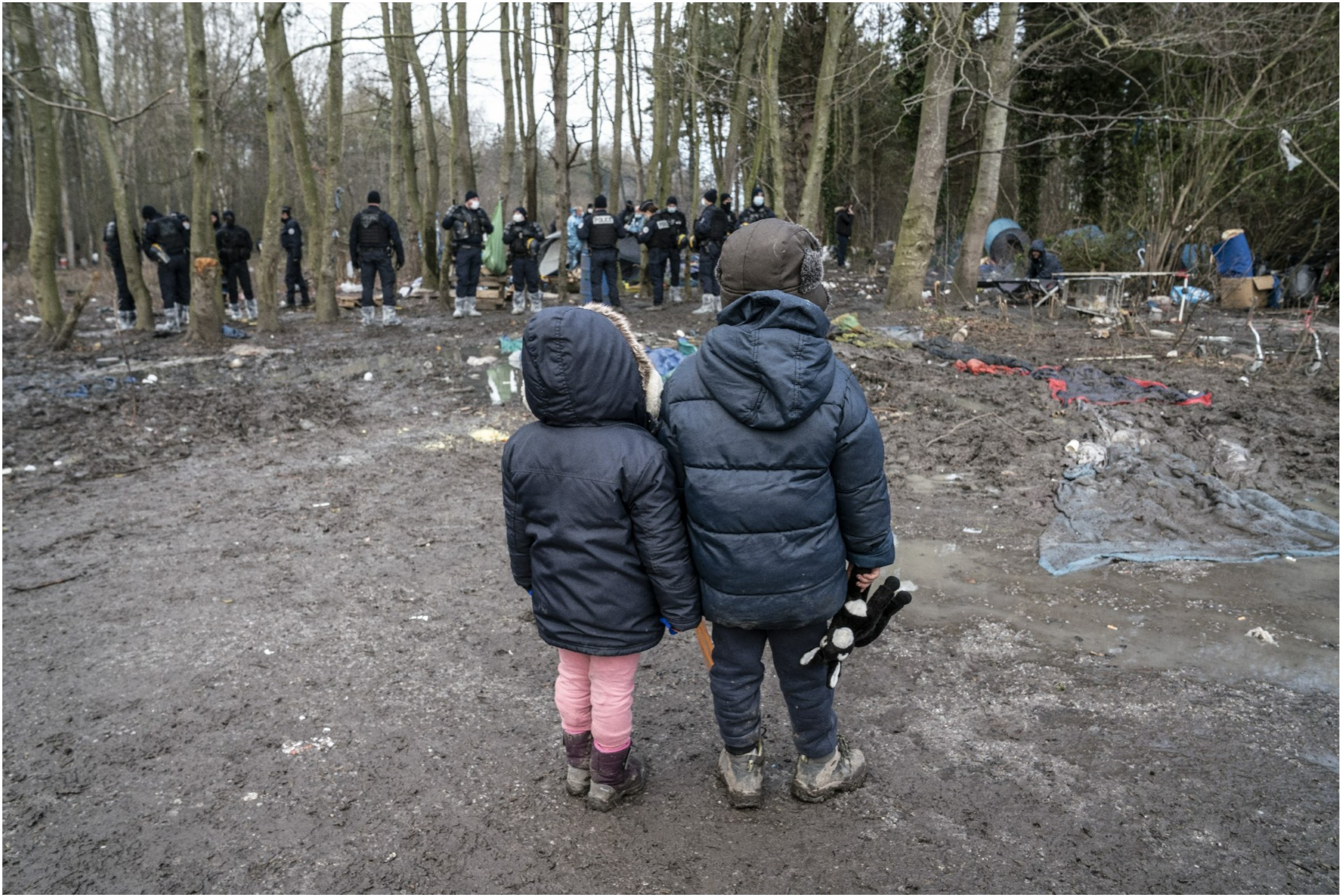 two children looking at police, from behind