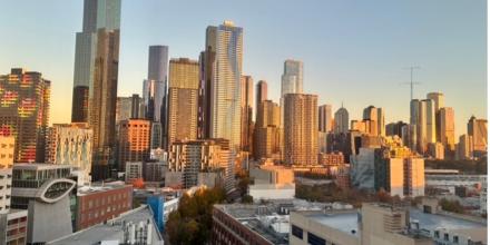 The skyline of Melbourne showing several high rise buildings during sunset. 