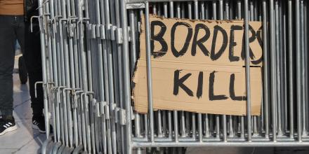 Picture of a placard that says 'BORDERS KILL'