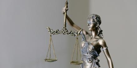 picture of a little statue depicting justice 