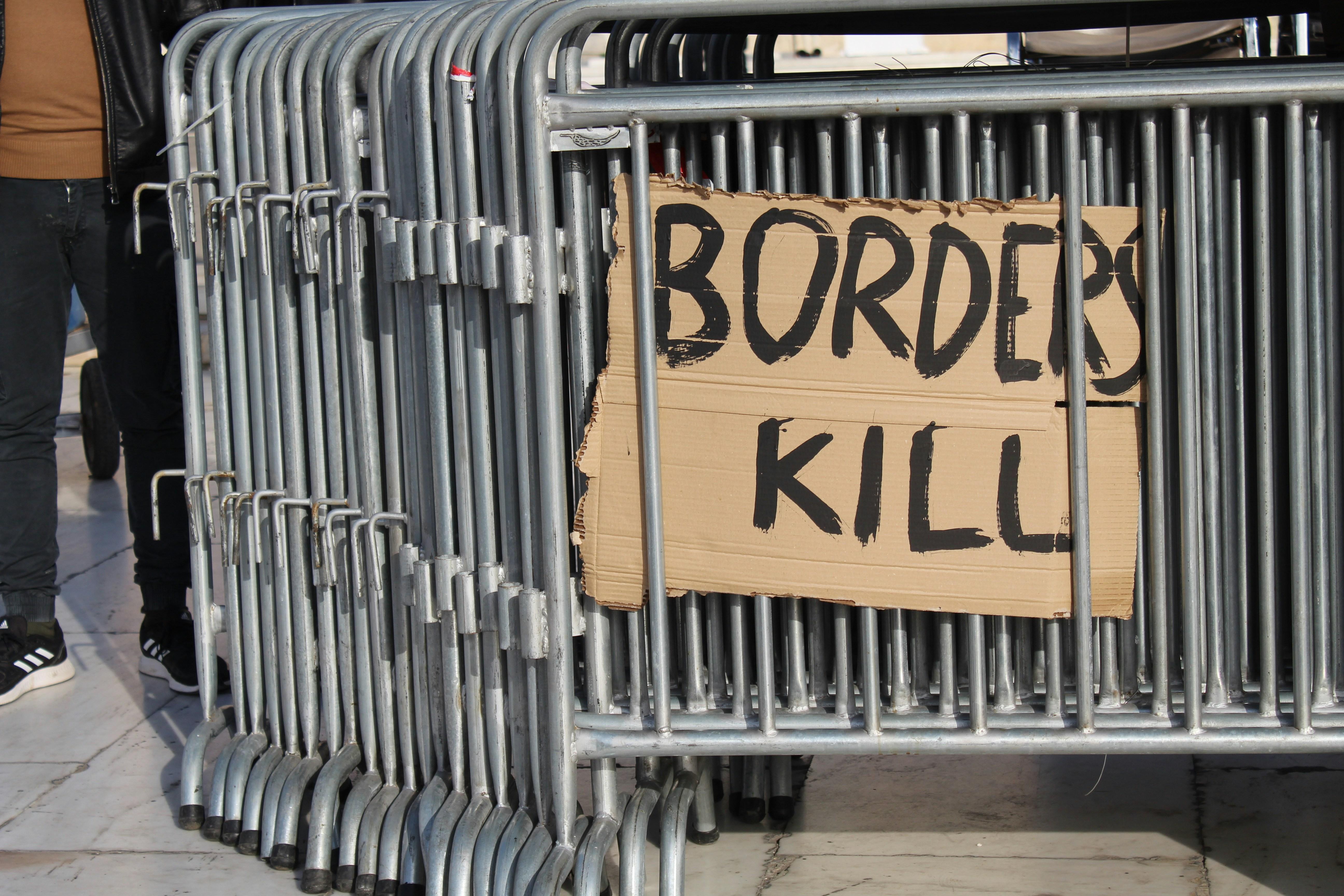 Picture of a placard that says 'BORDERS KILL'