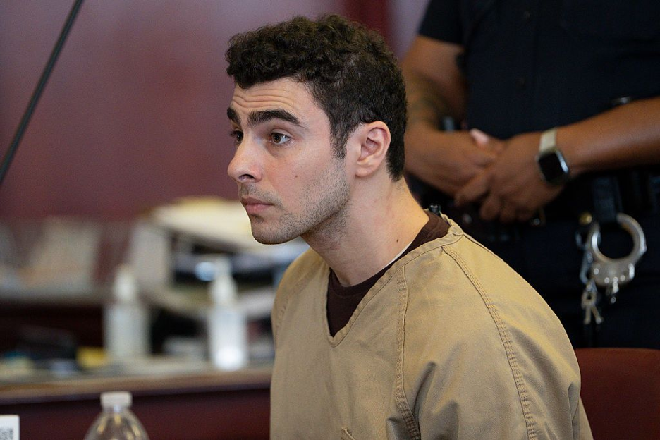 Image of defendant Luigi Mangione in U.S. courtroom